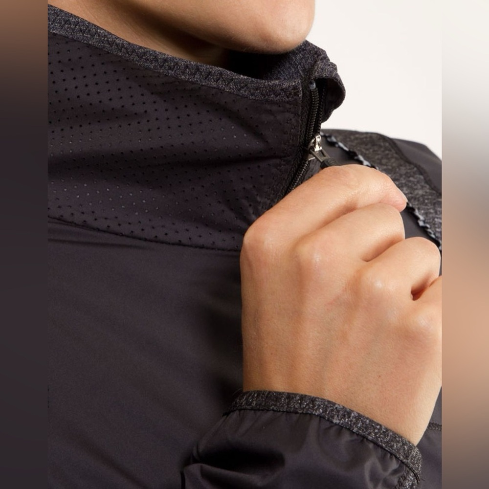 Lululemon Run: Featherweight Hybrid Jacket - Picture 3 of 12